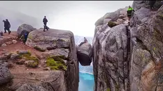 Kjeragbolten nama batu besar itu menjadi tempat favorit karena berada pada ketinggian 3500 kaki di atas permukaan laut.Batu ini pun juga menjadi lokasi favorit bagi mereka yang hobi bungge jumping