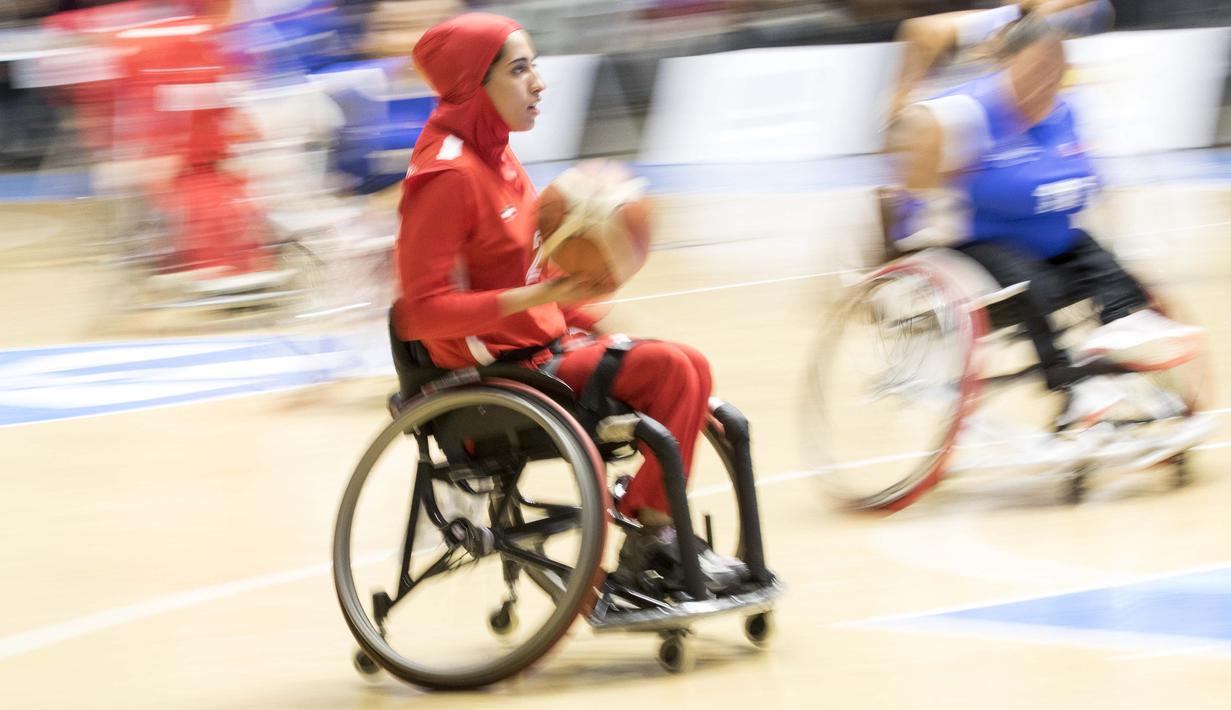 Somayeh Kohzadpour atlet basket putri Iran pada Asian Para Games 2018 di Hall Basket, Senayan, Minggu (7/10/2018).  (Bola.com/Peksi Cahyo)