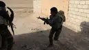 Tentara Irak berlari berlindung dibalik bangunan saat bertempur melawan militan ISIS di Al-Qasar, Tenggara Mosul, Irak, (28/11). (REUTERS/Goran Tomasevic)