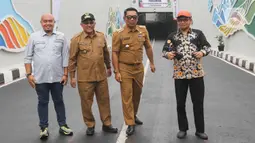 Gubernur Jawa Barat Ridwan Kamil  bersama Walikota Depok Mohammad Idris sedang meninjau usai meresmikan Jalan Underpass Dewi Sartika di Depok, Jawa Barat, Selasa (17/1/2023). Pekerjaan underpass Dewi Sartika ini membutuhkan waktu sekitar satu tahun atau mulai dikerjakan pada Februari 2022. (Liputan6.com/Herman Zakharia)