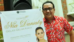 Penyanyi Sandro Tobing saat ditemui pada konferensi pers persiapan "Gelas Gelas Kaca of Nia Daniati Concert" di Jakarta, Jumat (20/3/2015). Konser tunggal Nia Daniati akan digelar di Balai Sarbini pada 2 Mei mendatang. (Liputan6.com/Panji Diksana)