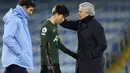 Pelatih Tottenham Hotspur, Jose Mourinho, berusaha menenangkan Son Heung-min saat melawan Manchester City pada laga Liga Inggris di Stadion Etihad, Sabtu (13/2/2021). City menang dengan skor 3-0. (AP photo/Rui Vieira, Pool)