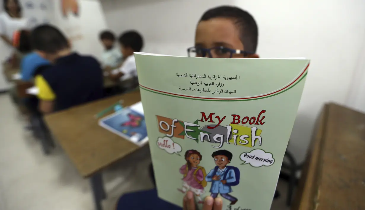 Anak sekolah menunjukkan buku pelajaran bahasa Inggrisnya di sekolah swasta Birkhadem, di luar Aljazair, Rabu (21/9/2022). Meskipun inisiatif ini tidak akan menghilangkan bahasa Prancis, namun bahasa Inggris, yang biasanya pertama kali diajarkan di tahun pertama sekolah menengah akan diperkenalkan di sekolah dasar.  (AP Photo/Fateh Guidoum)