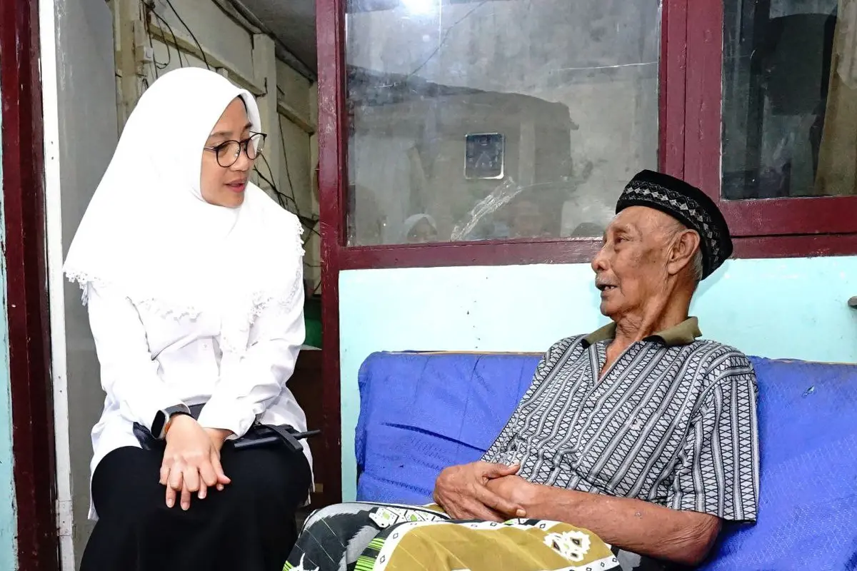 Jenguk Lansia Sebatang Kara, Bupati Ipuk: Terima Kasih Orang-Orang Baik