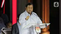 Capres nomor urut 02 Prabowo Subianto saat beradu gagasan dalam debat ketiga Capres Pemilu tahun 2024 di Istora Senaya, Jakarta, Minggu (7/1/2023). (Liputan6.com/Faizal Fanani)