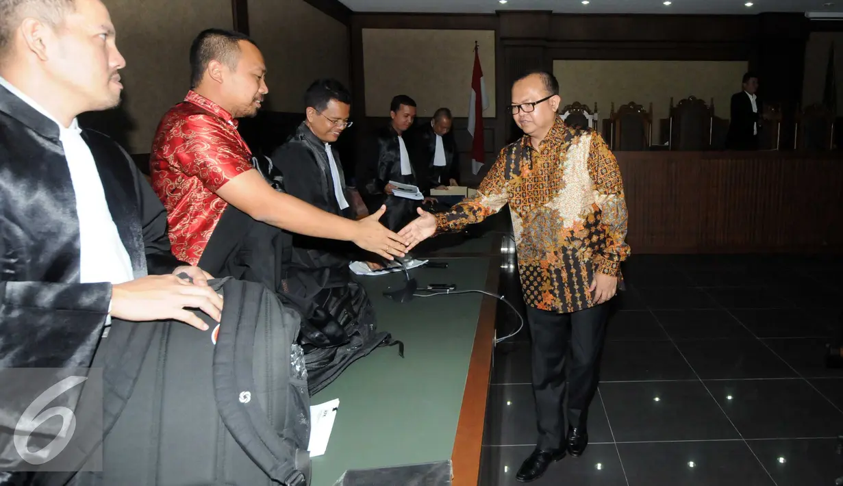 Patrice Rio Capella bersalaman dengan kuasa hukumnya usai menjalani sidang lanjutan di Pengadilan Tipikor, Jakarta, Senin (23/11). Rio didakwa membantu proses penanganan perkara Bansos di Provinsi Sumatera Utara oleh Kejaksaan. (Liputan6.com/Helmi Afandi)