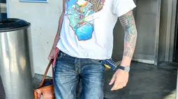 Tampil anti ribet ala John Mayer yang cukup kenakan kaos putih dan celana jeans mampu memberikan kesan santai dan trendy (Sumber: Kapanlagi/splash)
