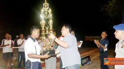 Citizen6, Subang: Kapolres Subang AKBP M. Awal Choerudin menyerahkan hadiah kepada pemenang pertama berupa uang pembinaan, tropy dan piala bergilir. (Pengirim: Dodo)