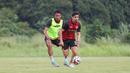 Gustavo Franca (kiri) mencoba melewati rekan satu timnya pada saat sesi latihan Persija Jakarta yang bertempat di Persija Training Ground, Bojongsari, Rabu (5/11/2025).