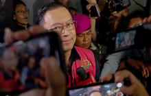 FOTO: Ekspresi Tom Lembong Jadi Tersangka Kasus Korupsi, Pakai Rompi Tahanan hingga Tangan Diborgol