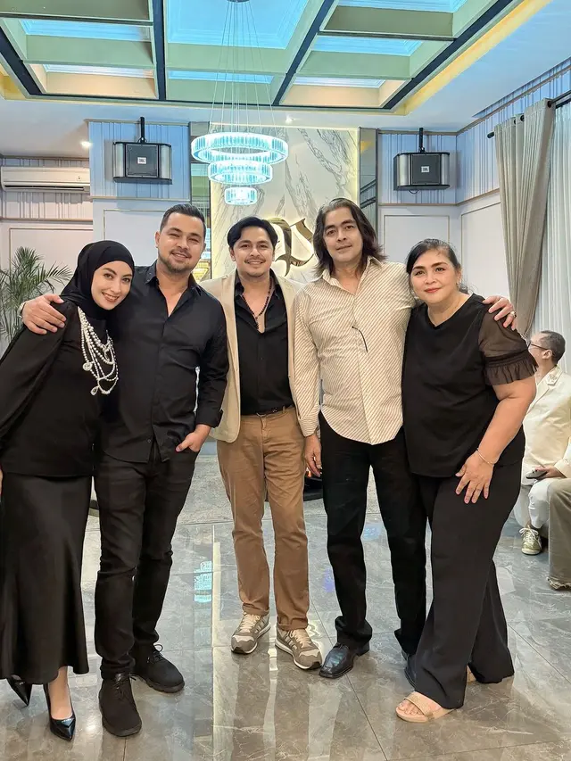 7 Potret Ultah Thomas Djorghi ke-55, Tampil Awet Muda Dimeriahkan Teman Artis