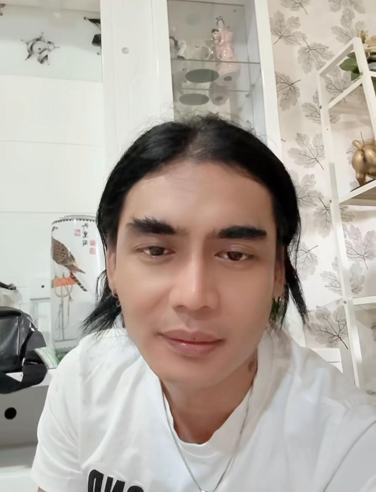 Charly Van Houten Makan di Kaki Lima, Netizen Heboh Sebut 'Artis Kampung', Apa Alasannya?