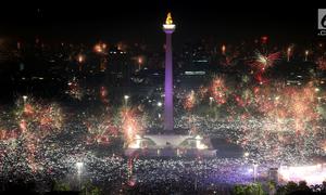 Kembang api menghiasi malam pergantian tahun baru 2018 di kawasan silang Monumen Nasional (Monas), Jakarta, Senin (1/1/2018). Monas menjadi salah satu lokasi pilihan Warga Jakarta untuk merayakan malam pergantian tahun. (Liputan6.com/Johan Tallo)