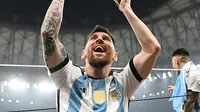 Kapten dan penyerang Argentina Lionel Messi mengangkat Trofi Piala Dunia 2022 usai mengalahkan Prancis lewat adu penalti pada babak final di Stadion Lusail, Qatar, Minggu (18/12). La Pulga sudah merebut semua gelar bergengsi yang ada di dunia sepak bola. (Instagram/leomessi)