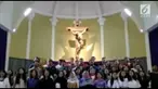 Paduan suara remaja Muslim dan Katolik bernyanyi bersama di dalam gereja ST Lidwina. Mereka menyerukan perdamaian dan persatuan umat beragama.
