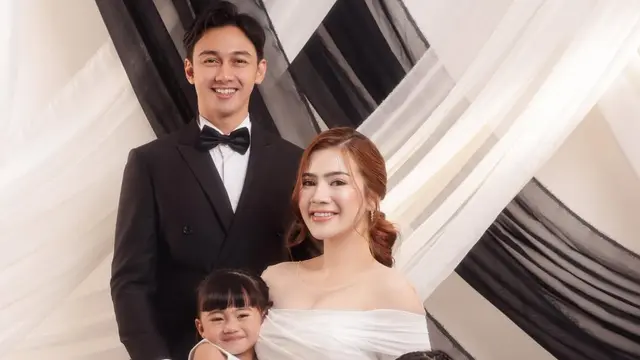 Gaya Felicya Angelista & Caesar Hito di Pemotretan Keluarga Terbaru, Bak Prewedding Elegan Bersama Dua Putri