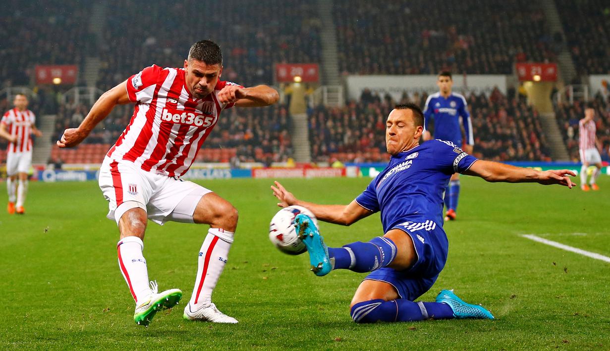 Pemain Stoke City Jonathan Walters mencoba melepaskan tendangan dari penjagaan pemain Chelseaa John Terry pada babak 16 besar Piala Liga Inggris, Rabu (28/10/2015) dini hari WIB. (Reuters / Darren Staples)