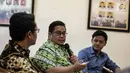 Anggota Badan Pengawas Pemilu (Bawaslu) Rahmat Bagja (tengah) saat menjadi narasumber diskusi di Media Center KPU RI, Jakarta, Rabu (6/3). Diskusi bertemakan 'tantangan mewujudkan pemilu damai'. (Liputan6.com/Faizal Fanani)