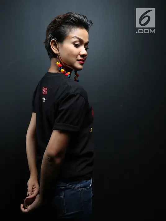 Nirina Zubir berpose saat sesi foto di kantor Liputan6.com, SCTV Tower, Jakarta, Kamis (15/11). Film 5 Cowok Jagoan ini juga dimainkan sederet artis lainnya, seperti Ario Bayu, Dwi Sasono, Arifin Putra, Cornelio Sunny, Acho. (Liputan6.com/Fatkhur Rozaq)