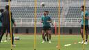 Pemain Timnas Indonesia, Sandy Walsh melakukan latihan resmi menjelang laga FIFA Matchday melawan Palestina di Stadion Gelora Bung Tomo (GBT), Surabaya, (6/6/2023). Hanya ada 8 pemain yang mengikuti sesi tersebut. Mereka adalah Sandy Walsh, Andy Setyo, Rafael Struick, Ivar Jenner, Syahrul Trisna, Dendy Sulistyawan, Fachruddin Aryanto, dan Dimas Drajad. (Bola.com/Wahyu Pratama)