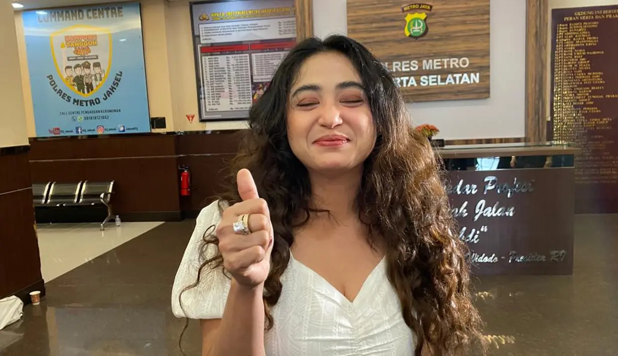 "Saya sudah pernah negur, saya bilang, 'mbak tolong kalau bicara jangan seperti itu. Saya tiga kali gagal menikah bukan karena saya macam-macam'. Saya sudah kasih tahu," kata Dewi Perssik.