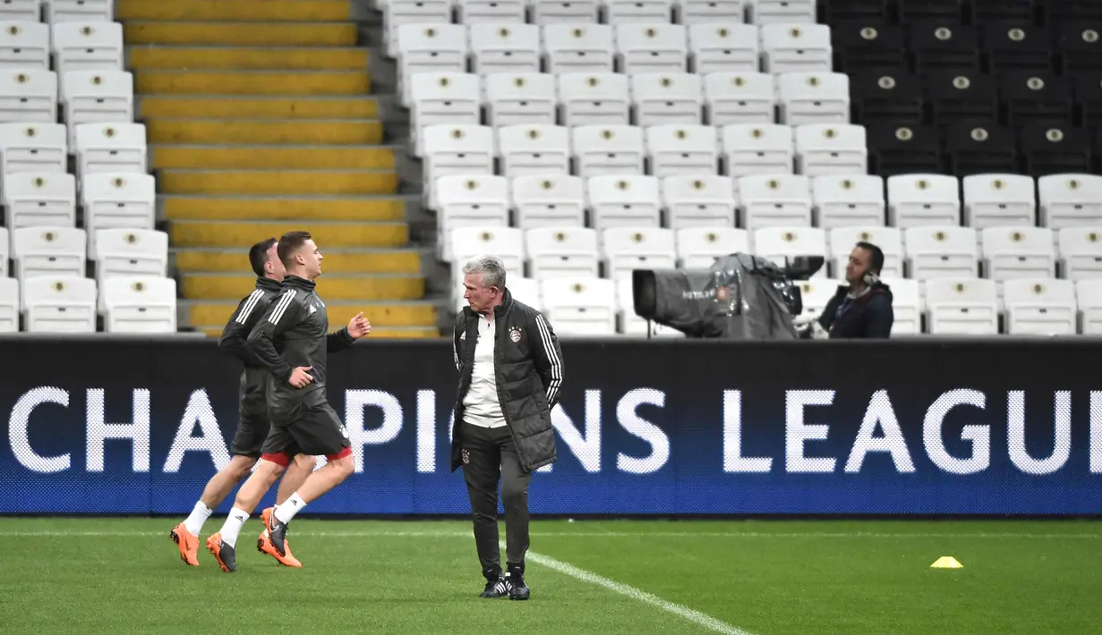 Pelatih Bayern Munchen, Jupp Heynckes melihat para pemainnya berlatih jelang menghadapi wakil Turki, Besiktas pada leg kedua babak 16 besar Liga Champions di Stadion Vodafone Park di Istanbul (13/3). (AFP Photo/Ozan Kose)