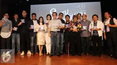 Tantowi Yahya bersama sejumlah artis menunjukkan CD kolaborasi Artis Indonesia di Gedung Jakarta Theater, Jakarta, Selasa (20/12). CD kolaborasi tersebut sebagai kontribusi positif untuk merawat kebhinekaan Indonesia.(Liputan6.com/Gempur M Surya)