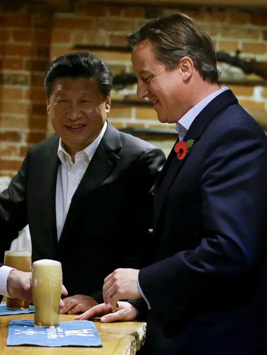 Perdana Menteri Inggris David Cameron (kanan) dan presiden Cina Xi Jinping berbincang di sebuah bar, Princess Risborough, Inggris, Kamis (22/10/2015). Kedua pemimpin ini terlihat akrab saat minum bis bersama. (REUTERS/Kirsty Wigglesworth)