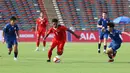 <p>Striker Timnas Indonesia U-22, Jeam Kelly Sroyer (tengah) berusaha melewati dua pemain Filipina pada laga pertama SEA Games 2023 di Olympic Stadium, Phnom Penh, Kamboja, Sabtu (29/4/2023). (Bola.com/Abdul Aziz)</p>