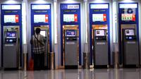 Nasabah melakukan transaksi di gerai ATM, Tangerang, Banten, Kamis (4/11/2021). Bank Indonesia (BI) akan segera meluncurkan sistem pembayaran cepat BI-Fast Payment pada Desember 2021. (Liputan6.com/Angga Yuniar)