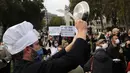 Para pekerja perhotelan melakukan protes di Parliament Square, London, Inggris, Senin (19/10/2020). Para pekerja perhotelan berdemonstrasi di luar Parlemen menentang pembatasan COVID-19 yang lebih ketat dan jumlah dukungan finansial dari pemerintah kepada industri. (AP Photo/Frank Augstein)