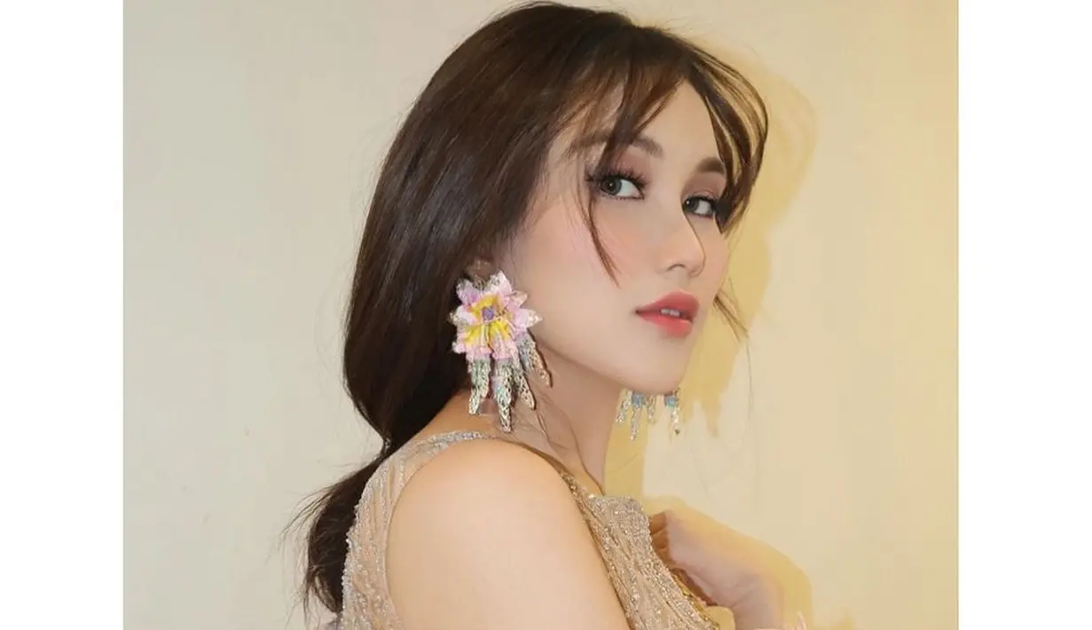 Messy braids dengan aksen pita di rambut membuat Ayu terlihat lebih anggun dan feminin. [@ayutingting92]