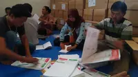 Proses penyortiran dan Pelipauatan surat suara di gudang logistik KPU Banyuwangi (Hermawan Arifianto/Liputan6.com)