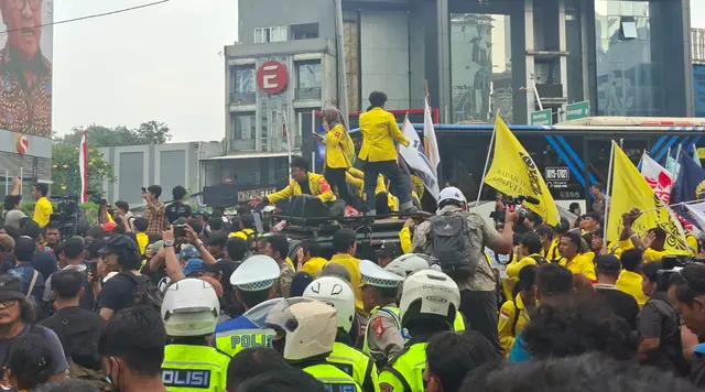 Massa BEM UI Tertahan di UoB, Bawa 8 Tuntutan