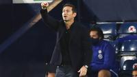 Pelatih Chelsea, Frank Lampard, memberikan arahan kepada anak asuhnya saat melawan West Bromwich Albion pada laga Liga Inggris di Stadion Hawthorns, Minggu (27/9/2020). Kedua tim bermain imbang 3-3. (Catherine Ivill/Pool via AP)