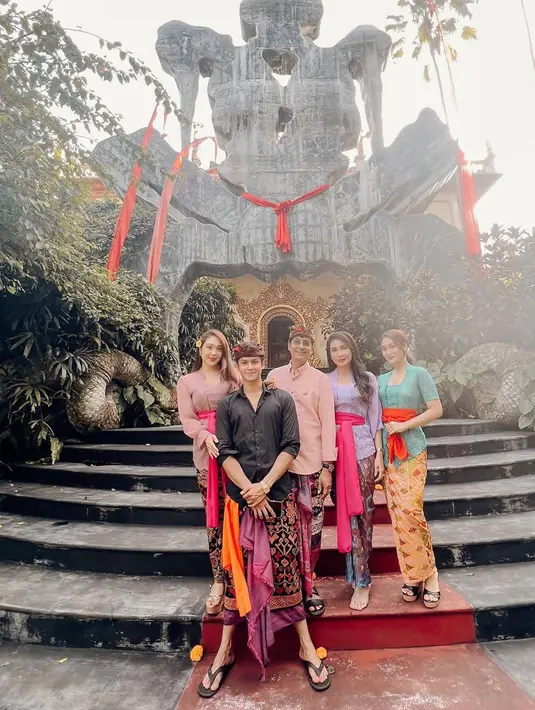 Berfoto di depan The Blanco Renaissance Museum yang menyimpan seluruh karya dari mendiang sang kakek. Dalam pemotretan keluarga ini pun terlihat kompak dan harmonis. Dalam media sosial Instagramnya, Nio memang kerap mengunggah potret kebersamaannya bersama kakak dan keluarganya saat berada di Bali. (Liputan6.com/IG/@antonioblancojr)