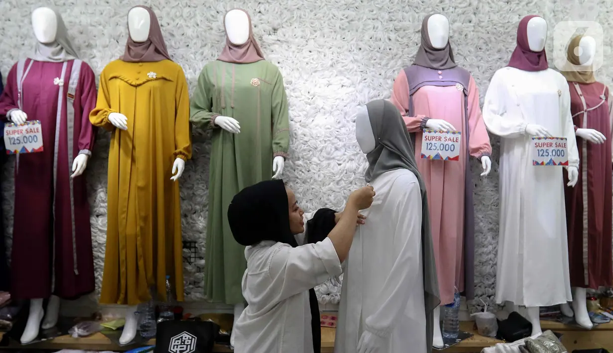 Sejumlah pedagang mengaku omzet penjualan mereka meningkat sekitar 50-70 persen dibandingkan hari biasanya. (Liputan6.com/Herman Zakharia)