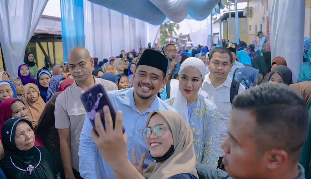 Memadukan outfitnya, Kahiyang memilih hijab jenis turban yang bikin ia terlihat trendy [@bobbynst]