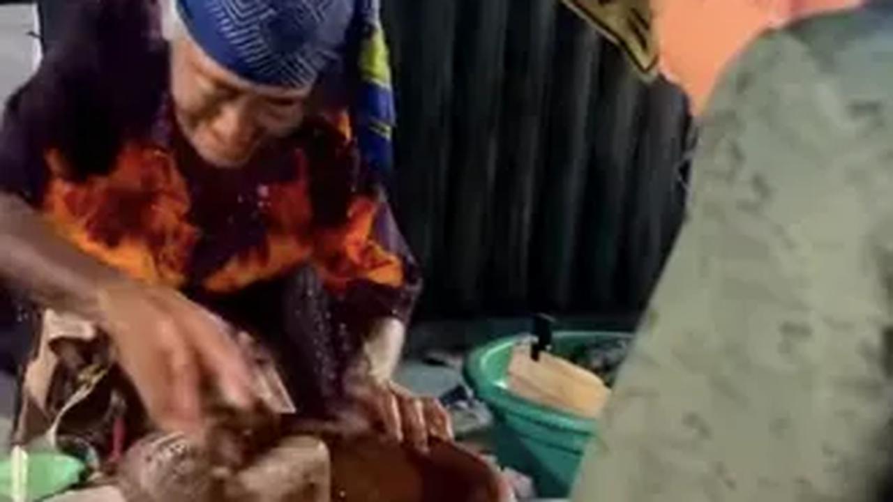Nenek Jualan Rujak Tengah Malam
