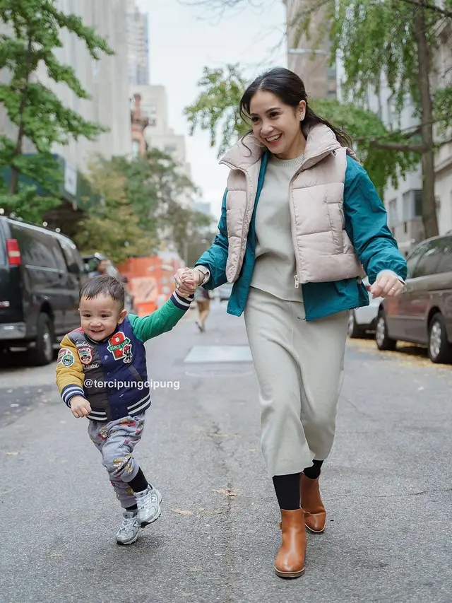 8 Gaya Modis Nagita Slavina Saat Momong Rayyanza yang Tak Pernah Gagal Tuai Pujian