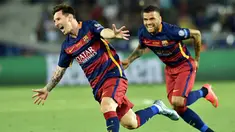 Bintang Barcelona, Lionel Messi bersama Daniel Alves merayakan gol usai membobol gawang Sevilla pada laga UEFA Super Cup di Tbilisi, Georgia, Selasa (11/8/2015). Bercelona menang 5-4 atas Sevilla. (AFP Photo/Kirill Kudryavtsev)