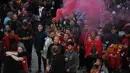 Fans Liverpool merayakan gelar juara Premier League di area Standion Anfield usai pertandingan Liverpool melawan Chelsea, Kamis (23/7/2020) dini hari WIB. Fans Liverpool tetap berdatangan ke area Stadion Anfield meski ada permintaan untuk merayakan di rumah. (AFP/Oli Scarff)