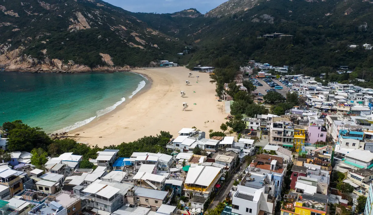 Foto udara memperlihatkan Desa Shek O dan pantainya yang tertutup di Hong Kong, Kamis (17/3/2022). Pemerintah Hong Kong mengatakan akan menutup pantai umum untuk mengekang penyebaran virus corona COVID-19. (DALE DE LA REY/AFP)
