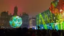 Bangunan des Terreaux dihiasi lampu karya seniman Joseph Couturier saat persiapan Festival of Lights (Fete des Lumieres) di pusat Kota Lyon, Prancis (7/12). Perayaan ini digelar dalam 2 tahun sekali.  (Reuters/Emmanuel Foudrot)