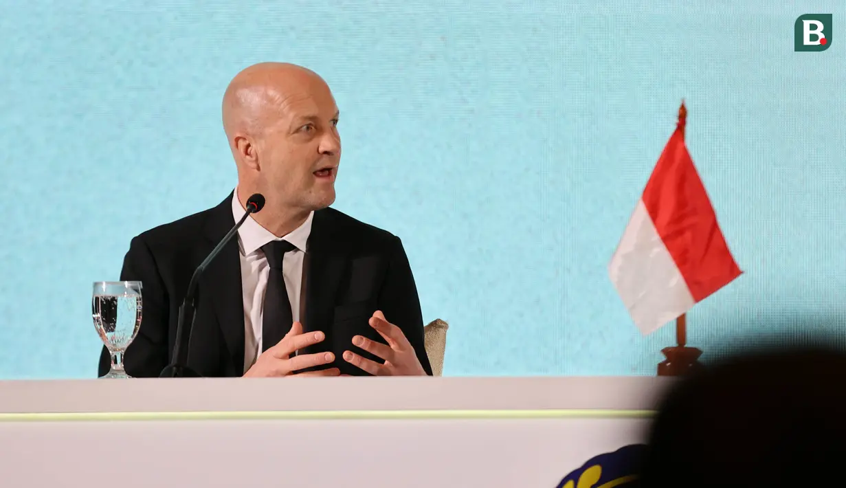Jordi Cruyff saat berbicara di atas panggung dalam acara perkenalan dirinya sebagai penasihat teknik PSSI di Hotel Mulia Senayan, Jakarta, Selasa (11/3/2025) sore. (Bola.com/Abdul Aziz)
