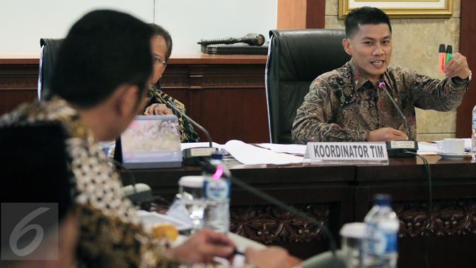 Koordinator Tim 10 DPD RI pengkajian kasus Irman Gusman, Asri Anas saat memimpin rapat dengan Asosiasi Petani Tebu Rakyat Indonesia (APTRI) dan Perusahaan Perdagangan Indonesia di Kompleks Parlemen, Jakarta, Rabu (28/9).(Liputan6.com/Johan Tallo)