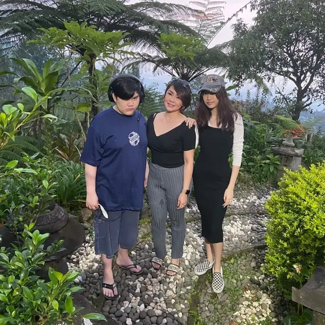 6 Potret Tessa Kaunang Bareng Anak Ini Bak Kakak Adik, Buah Hati Beranjak Remaja