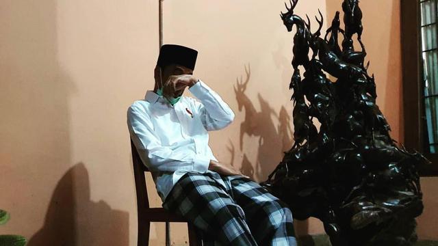 Gambar Jokowi Duduk