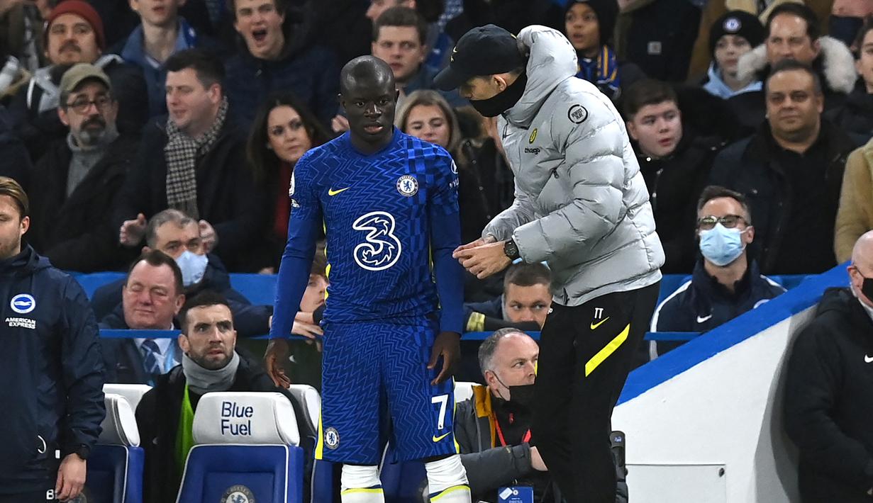 N'Golo Kante. Pemain asal Prancis yang kini memasuki musim ke-6 bersama Chelsea ini baru tampil 17 kali di semua ajang musim ini dengan torehan 2 gol dan 1 assist. Ia rentan cedera di daerah pangkal paha dan lutut yang berakibat kehilangan banyak laga bersama The Blues. (AFP/Glyn Kirk)