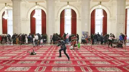 Seorang anak laki-laki berlari melewati aula Istana Parlemen pada Hari Anak Internasional di Bucharest, Rumania, Selasa (1/6/2021). Istana Parlemen ini merupakan gedung administrasi terbesar kedua di dunia setelah Pentagon. (AP Photo/Vadim Ghirda)